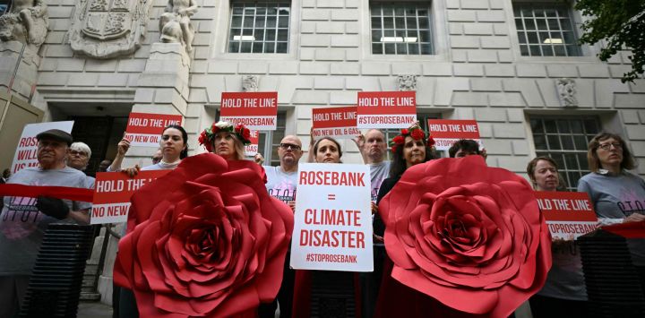 Manifestantes sostienen pancartas frente al Departamento de Energía en el centro de Londres, protestando contra el proyecto de desarrollo de los yacimientos petrolíferos de Rosebank y Jackdaw en el mar del Norte, al noroeste de Escocia. Dos proyectos propuestos en el mar del Norte, conocidos como Jackdaw y Rosebank, se han visto envueltos en litigios y retrasos burocráticos, y su aprobación resultaría polémica.