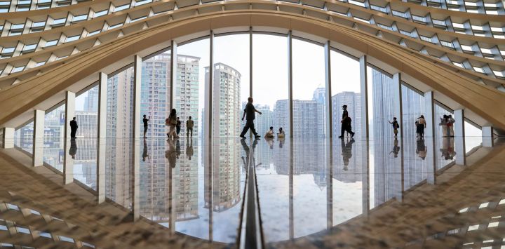 Pasajeros caminan hacia la sala de salida del Puerto de Huanggang, en Shenzhen, en la provincia de Guangdong, en el sur de China. El renovado Puerto Huanggang agilizará los viajes de pasajeros entre Shenzhen y la Región Administrativa Especial de Hong Kong, en China.