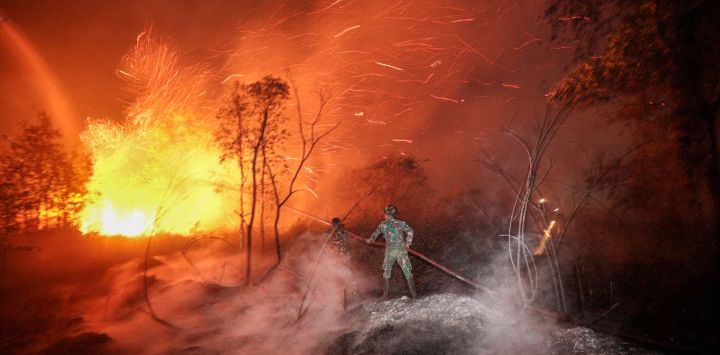 Soldados y bomberos trabajan para contener un incendio forestal en Banjarbaru, en la provincia de Kalimantan del Sur. Una bruma tóxica ha cubierto partes de Indonesia, Malasia y Singapur durante semanas, mientras Yakarta lucha por contener los incendios que han arrasado grandes extensiones de Borneo y Sumatra, propagando el humo por toda la región.