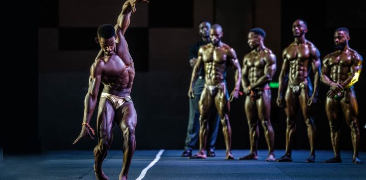 Un competidor posa en el escenario durante el Campeonato Internacional de Fitness Body Fuel 2026 en Nairobi. El Campeonato de Fitness Body Fuel 2026 reunió a atletas de toda África y otras regiones, poniendo de relieve la creciente popularidad del culturismo y el fitness competitivo en el continente.