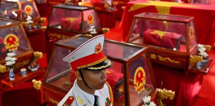 Un soldado permanece junto a los féretros que contienen los restos de militares caídos en el parque Le Thi Rieng, en Ciudad Ho Chi Minh. Vietnam celebró los funerales de más de 700 de sus soldados fallecidos en combate, cuyos restos fueron recuperados en el marco de una importante iniciativa para identificar a los desaparecidos tras décadas de conflicto con Francia y Estados Unidos.