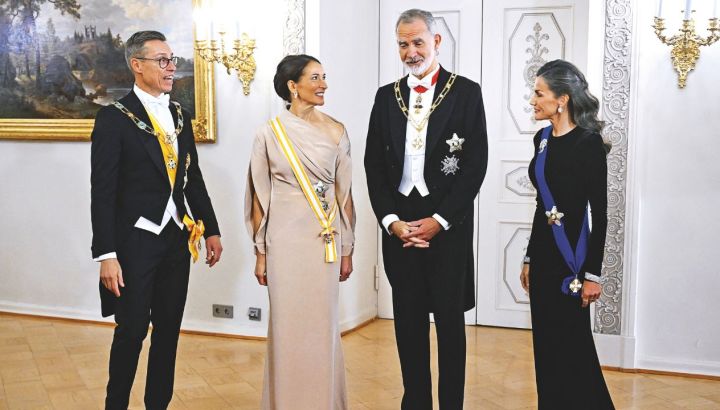 La reina Letizia deslumbró en Finlandia sin corona: las joyas de diamantes que se robaron todas las miradas