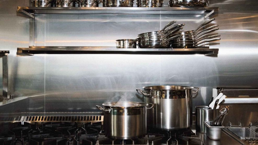 Equipamiento profesional de alta resistencia: las baterías de cocina de acero inoxidable están diseñadas para soportar el ritmo exigente de la gastronomía moderna.