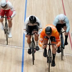 Ciclistas compiten en la prueba masculina de keirin durante el Campeonato Mundial de Ciclismo en Pista de la UCI 2026, en el Velódromo de Shanghái. | Foto:CN-STR / AFP