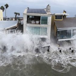 El oleaje provocado por la tormenta tropical Rachel golpea el paseo marítimo y las viviendas en Long Beach, California. | Foto:David Swanson / AFP
