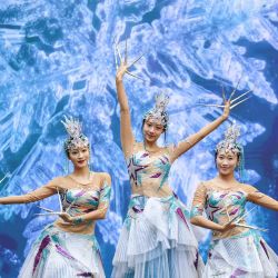 Imagen de bailarines realizando una presentación durante la ceremonia de recolección de la llama para la Universiada de Invierno Changchun 2027, en Turín, Italia. | Foto:Xinhua/Wang Kaiyan