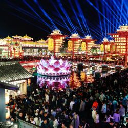 Imagen de turistas visitando un área escénica, en Tangshan, en la provincia de Hebei, en el norte de China. Durante las vacaciones del Día Nacional, las personas salen al aire libre a disfrutar de un ambiente festivo vibrante. | Foto:Xinhua/Mu Yu