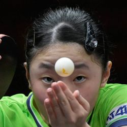 La japonesa Miwa Harimoto realiza un saque ante la china Wang Manyu durante el partido de semifinales individual femenino del torneo China Smash Table Tennis 2026, celebrado en Pekín. | Foto:Wang Zhao / AFP