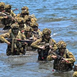 Miembros de la Fuerza de Defensa Australiana (ADF) participan en los ejercicios militares conjuntos "Keris Woomera" junto a infantes de marina indonesios en la playa de Banongan, en Situbondo. | Foto:JUNI KRISWANTO / AFP