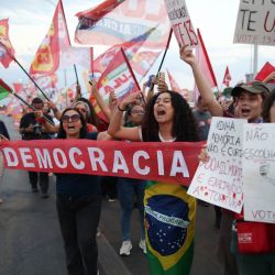 Partidarios del presidente de Brasil y candidato presidencial, Luiz Inácio Lula da Silva, asisten a un acto de campaña en la Explanada de los Ministerios, en Brasilia, de cara a la segunda vuelta presidencial del 25 de octubre. | Foto:Sergio Lima / AFP