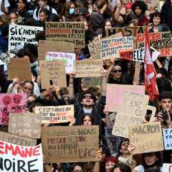 Personas participan en una manifestación —parte de una jornada nacional de movilizaciones convocada por sindicatos de estudiantes de secundaria— en Marsella. Desde finales de septiembre, los alumnos han bloqueado las entradas de cientos de centros educativos, denunciando la ausencia de profesores, horarios sobrecargados, aulas en mal estado y edificios mal adaptados al aumento de las temperaturas, entre otras reivindicaciones. | Foto:MIGUEL MEDINA / AFP