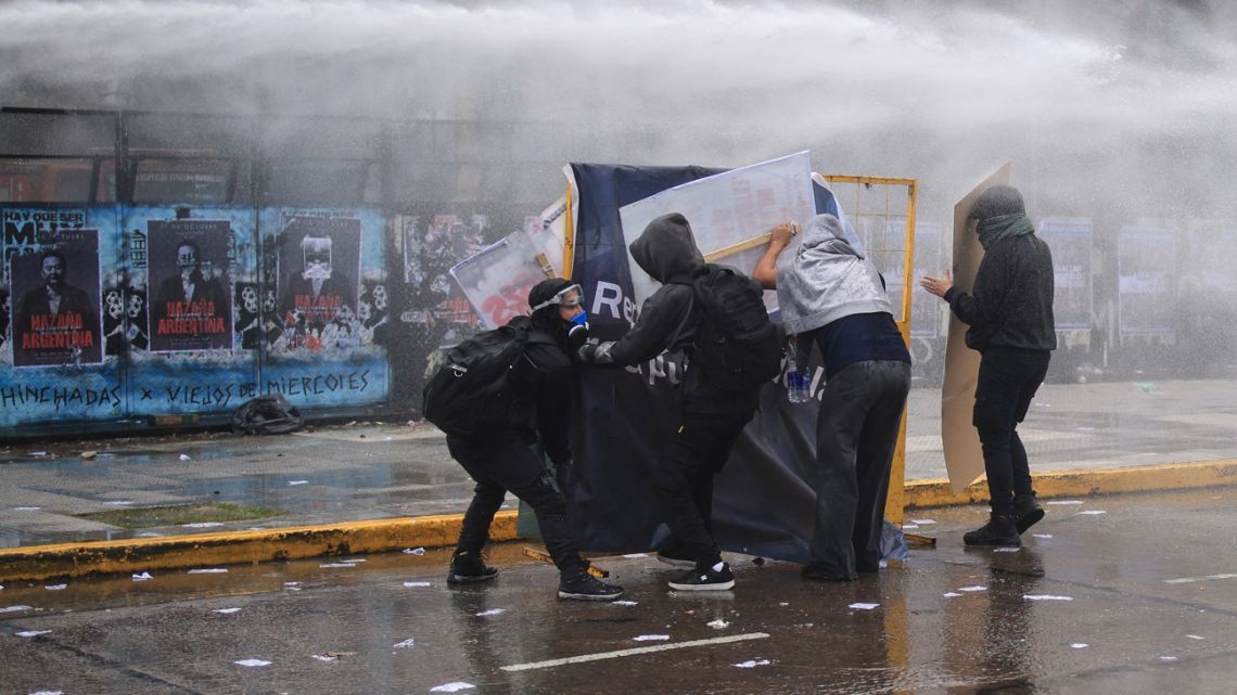 Marcha Federal: Protesters, police clash at demo outside Congress