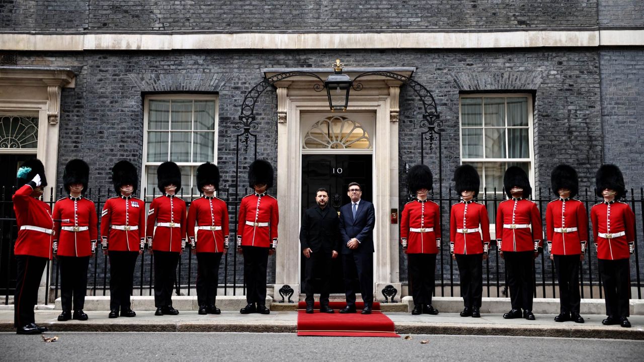 El primer ministro británico, Andy Burnham (derecha), saluda al presidente de Ucrania, Volodímir Zelenski, flanqueado por miembros de la 12.ª compañía de la Guardia Irlandesa (Irish Guards), en la escalinata del número 10 de Downing Street, en el centro de Londres, antes de su reunión. | Foto:HENRY NICHOLLS / POOL / AFP