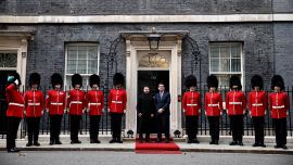 El primer ministro británico, Andy Burnham (derecha), saluda al presidente de Ucrania, Volodímir Zelenski, flanqueado por miembros de la 12.ª compañía de la Guardia Irlandesa (Irish Guards), en la escalinata del número 10 de Downing Street, en el centro de Londres, antes de su reunión.