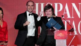 Milei se mostró junto a Eduardo Bolsonaro en la gala del trumpismo y respaldó a Flávio contra Lula