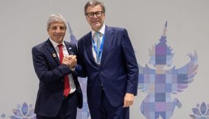 Luis Caputo con Giancarlo Giorgetti, ministro de Economía y Finanzas de Italia. 