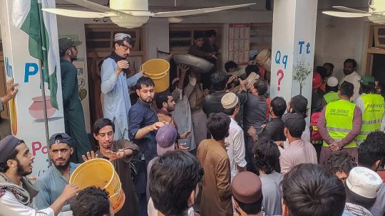 Mueren 27 alumnos y un profesor al derrumbarse el techo de un colegio en Pakistán