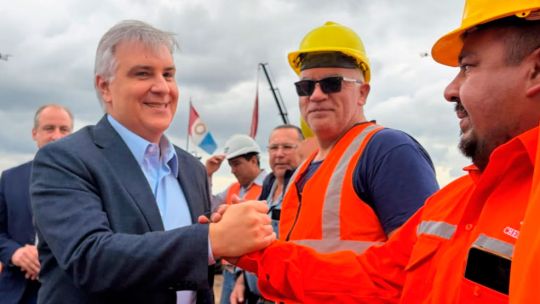 Llaryora incómodo: pese a los anuncios no logra el diferencial en su gestión y pavimentar su reelección