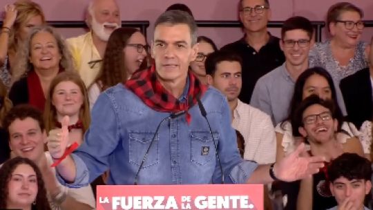 Pedro Sánchez hace campaña en España desde el antimileismo