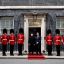 Fotogaleria El primer ministro británico, Andy Burnham (derecha), saluda al presidente de Ucrania, Volodímir Zelenski, flanqueado por miembros de la 12.ª compañía de la Guardia Irlandesa