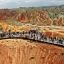 Fotogaleria Imagen tomada con un dron de turistas visitando el área escénica de Zhangye Danxia caracterizada por llamativas formaciones de arenisca roja, en Zhangye, en la provincia de Gansu, en el noroeste de China