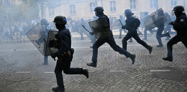 Agentes de policía con equipo antidisturbios avanzan hacia los manifestantes durante una protesta de estudiantes de secundaria en París, en el marco de una movilización estudiantil a escala nacional. Francia registra manifestaciones en todo el país este 13 de octubre en apoyo a los estudiantes, quienes llevan semanas protestando por las malas condiciones en las aulas, mientras tanto las autoridades como los participantes permanecen alerta ante la posibilidad de nuevos episodios de violencia.