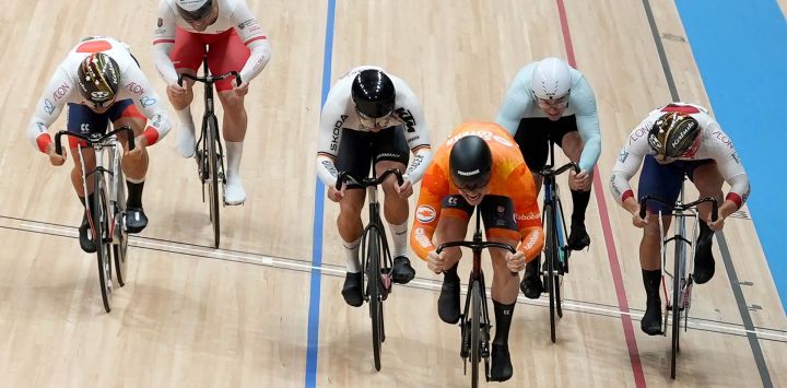 Ciclistas compiten en la prueba masculina de keirin durante el Campeonato Mundial de Ciclismo en Pista de la UCI 2026, en el Velódromo de Shanghái.