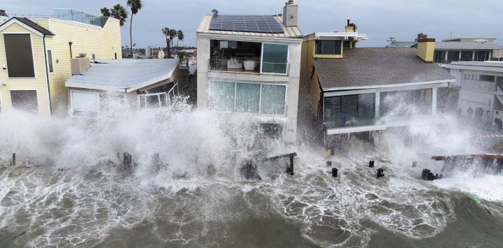 El oleaje provocado por la tormenta tropical Rachel golpea el paseo marítimo y las viviendas en Long Beach, California.