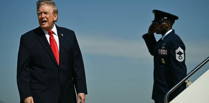 El presidente de Estados Unidos, Donald Trump, sube al Air Force One en la Base Conjunta Andrews, Maryland.