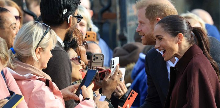 El príncipe Enrique de Gran Bretaña, duque de Sussex, y su esposa Meghan, duquesa de Sussex, llegan para visitar el Community Recording Studio (CRS) en Nottingham, en el centro de Inglaterra.