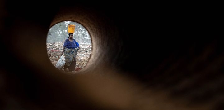 Gloria Nizigiyimana, de 53 años, busca materiales reciclables mientras trabaja como recolectora de residuos en el vertedero de Mubone, en el distrito de Buterere (Buyumbura). En el vertedero de Mubone —el principal depósito de basura que abastece a Buyumbura, la capital comercial de Burundi—, cientos de mujeres pasan el día buscando fragmentos de carbón y materiales reciclables para venderlos en los mercados locales. Muchas de ellas son el único sustento de sus hogares y ganan unos 2.000 francos burundeses (aproximadamente 0,70 dólares) al día para mantener a sus familias, en un contexto donde la grave inflación y la escasez nacional de combustible impulsan la demanda de energía doméstica más económica.
