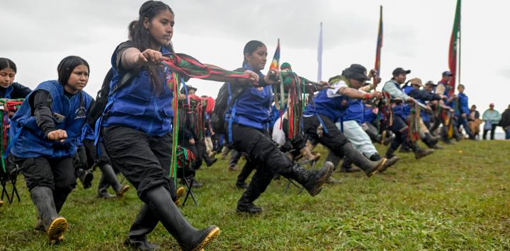 Guardias indígenas participan en una sesión de entrenamiento durante la Cumbre de los Pueblos Indígenas del Suroccidente de Colombia en Caldono, departamento del Cauca, Colombia.