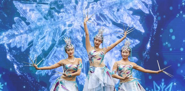 Imagen de bailarines realizando una presentación durante la ceremonia de recolección de la llama para la Universiada de Invierno Changchun 2027, en Turín, Italia.