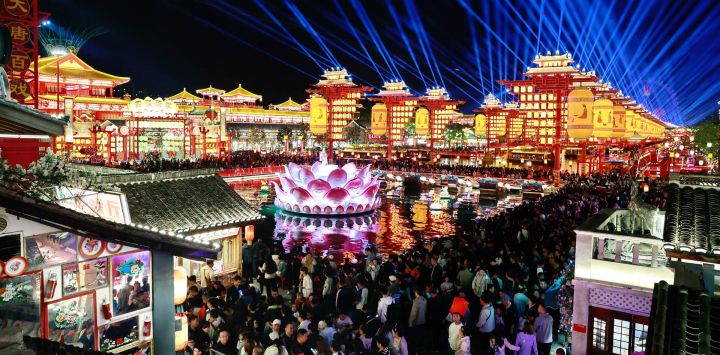 Imagen de turistas visitando un área escénica, en Tangshan, en la provincia de Hebei, en el norte de China. Durante las vacaciones del Día Nacional, las personas salen al aire libre a disfrutar de un ambiente festivo vibrante.