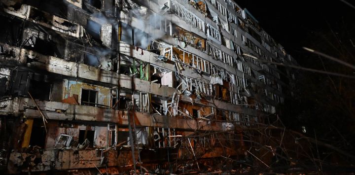 Imagen de un edificio residencial después de un ataque, en Kiev, Ucrania.