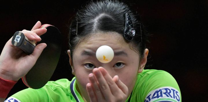 La japonesa Miwa Harimoto realiza un saque ante la china Wang Manyu durante el partido de semifinales individual femenino del torneo China Smash Table Tennis 2026, celebrado en Pekín.