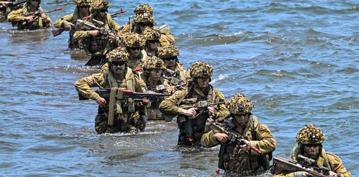 Miembros de la Fuerza de Defensa Australiana (ADF) participan en los ejercicios militares conjuntos "Keris Woomera" junto a infantes de marina indonesios en la playa de Banongan, en Situbondo.