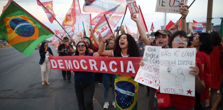 Partidarios del presidente de Brasil y candidato presidencial, Luiz Inácio Lula da Silva, asisten a un acto de campaña en la Explanada de los Ministerios, en Brasilia, de cara a la segunda vuelta presidencial del 25 de octubre.