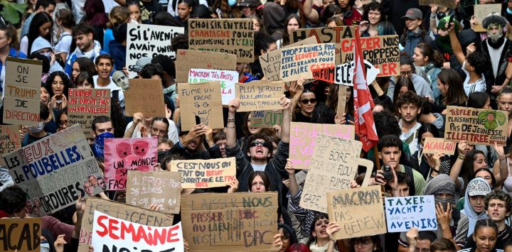 Personas participan en una manifestación —parte de una jornada nacional de movilizaciones convocada por sindicatos de estudiantes de secundaria— en Marsella. Desde finales de septiembre, los alumnos han bloqueado las entradas de cientos de centros educativos, denunciando la ausencia de profesores, horarios sobrecargados, aulas en mal estado y edificios mal adaptados al aumento de las temperaturas, entre otras reivindicaciones.