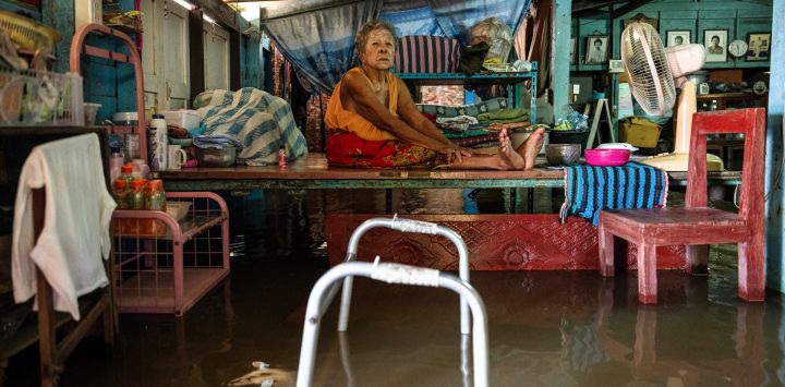 Somjit Kitklin, una jubilada tailandesa de 93 años, permanece sentada sobre una plataforma elevada de metal y madera en el interior de una vivienda inundada, en el distrito de Sena, provincia de Ayutthaya (centro de Tailandia). Las casas sobre pilotes en las aldeas al norte de Bangkok ya no son lo suficientemente altas para mantenerse secas, debido a que las autoridades tailandesas inundan deliberadamente las comunidades ribereñas para proteger la capital. Tailandia sufre inundaciones cada año durante la temporada de monzones; según los científicos, el cambio climático provocado por el ser humano ha hecho que las lluvias torrenciales y las inundaciones sean más frecuentes y graves.