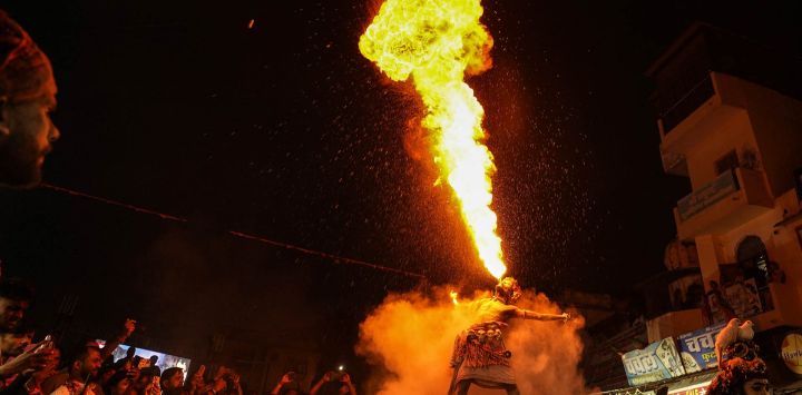 Un devoto hindú realiza un acto de escupir fuego durante una procesión religiosa en Ajmer.