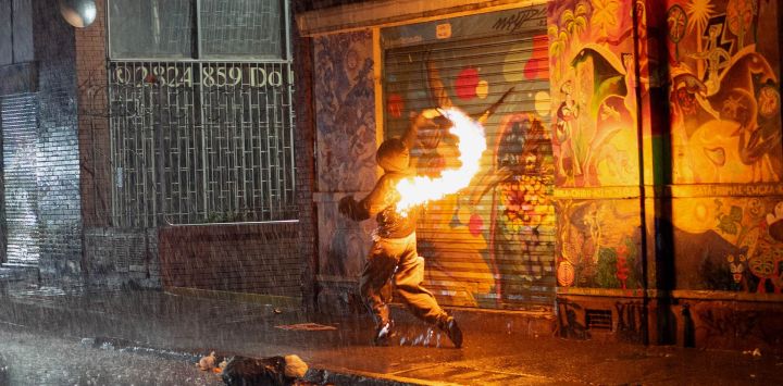 Un manifestante lanza un cóctel molotov durante enfrentamientos con la policía tras una protesta contra el presidente de Colombia, Abelardo de la Espriella, en Bogotá. Miles de colombianos salieron a las calles en ciudades de todo el país para protestar contra las políticas del nuevo presidente de derecha, Abelardo de la Espriella.