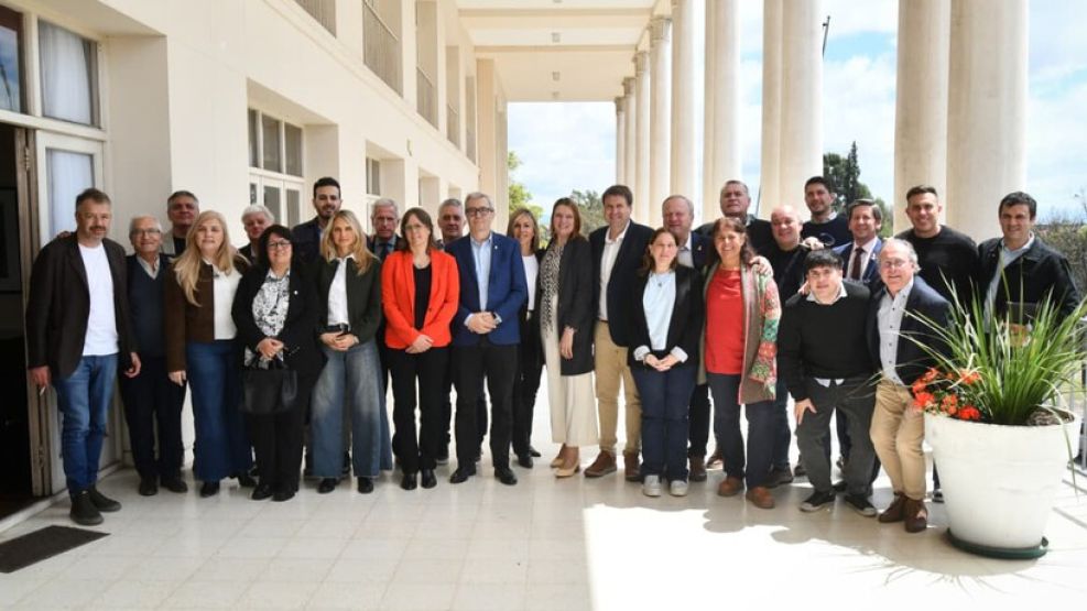 Autoridades de cúpula y legisladores de la UCR con Jhon Boretto (UNC)