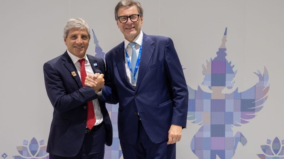Luis Caputo con Giancarlo Giorgetti, ministro de Economía y Finanzas de Italia. 