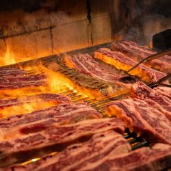Gastón Riveira, chef y creador de La Cabrera, armó una propuesta para que otros cocineros pasen por su parrilla.