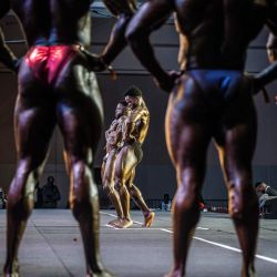 Competidores de la categoría de culturismo masculino "Open" posan sobre el escenario durante el Body Fuel International Fitness Championship 2026, celebrado en Nairobi. | Foto:LUIS TATO / AFP