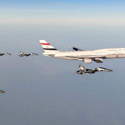 Esta imagen facilitada por el Palacio Presidencial de Indonesia, muestra el avión del presidente de Egipto, Abdel Fattah Al-Sisi, escoltado por cazas Sukhoi SU-27, SU-30 y F-16 de la Fuerza Aérea de Indonesia, mientras se dirige a la base aérea de Halim Perdanakusuma, en Yakarta. El presidente egipcio, Abdel Fattah Al-Sisi, visitó Indonesia para reunirse con el presidente Prabowo Subianto tras concluir sus visitas a Corea del Sur y Malasia. | Foto: Palacio Presidencial de Indonesia / AFP