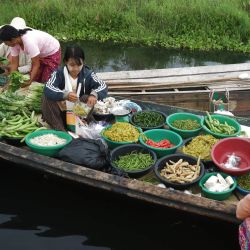 Imagen de comerciantes vendiendo alimentos en un mercado flotante en el lago Inle, en el municipio de Nyaungshwe, en el estado de Shan, Myanmar. | Foto:Xinhua/Myo Kyaw Soe