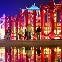 Imagen de personas visitando la Acrópolis del Este, en la Nueva Área de Binhai de Tianjin, en el norte de China. | Foto:Xinhua/Zhao Zishuo