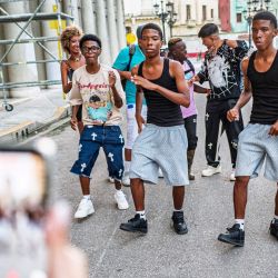 Jóvenes bailarines callejeros ensayan una coreografía cerca del Paseo del Prado, en La Habana. Cuando los apagones convierten a La Habana en una ciudad fantasma, algunos jóvenes buscan refugio en partidas de dominó o en encuentros improvisados. En una Cuba marcada por la emigración y la crisis económica, salir, hacer amigos y divertirse se han convertido también en un desafío. | Foto:ADALBERTO ROQUE / AFP